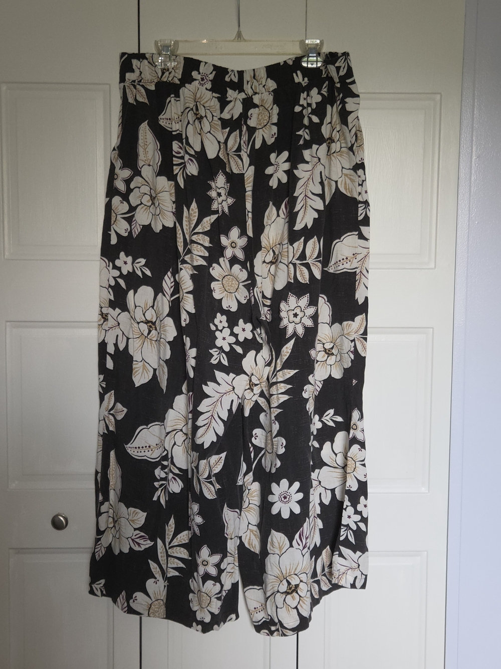 torrid Black Wide-Leg Floral Pants with Cream and Gold Blooms - Picture 3 of 4